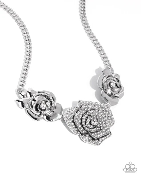 Paparazzi Bouquet Beacon - White Flower Necklace